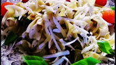 Tagliatelle s uzenou krkovicí, řapíkatým celerem, houbami a bazalkou (Dobrou chuť!)