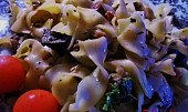 Tagliatelle s uzenou krkovicí, řapíkatým celerem, houbami a bazalkou (detail...)