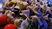 Tagliatelle s uzenou krkovicí, řapíkatým celerem, houbami a bazalkou (detail...)