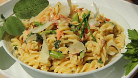 Těstoviny s chřestem a uzeným lososem