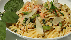 Těstoviny s chřestem a uzeným lososem