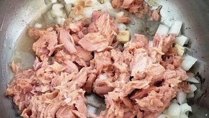 Těstoviny s tuňákem a rajčaty