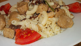 Těstoviny se sójovými kostkami,  slaninou a houbami