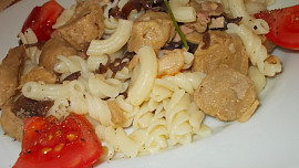 Těstoviny se sójovými kostkami,  slaninou a houbami