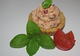 Toastové košíčky s rajčatovo-bazalkovým krémem