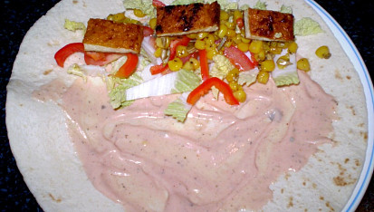 Tortilla placky se sojovým masem a dresingem - vegan, varianta II.
