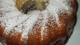 Tvarohová bábovka II. s mákem, kaštanovým krémem a ovocem