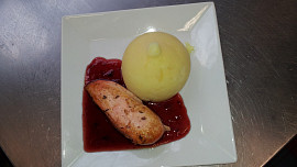 Kuřecí prsa "nadivoko" s brusinkovou salsou a šťouchaným bramborem