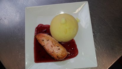 Kuřecí prsa "nadivoko" s brusinkovou salsou a šťouchaným bramborem