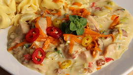 Uzené kuřecí kousky v pikantní  majoránkové omáčce