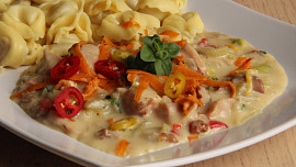 Uzené kuřecí kousky v pikantní  majoránkové omáčce