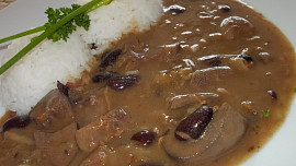 Vepřové ledvinky na chilli a  fazolích