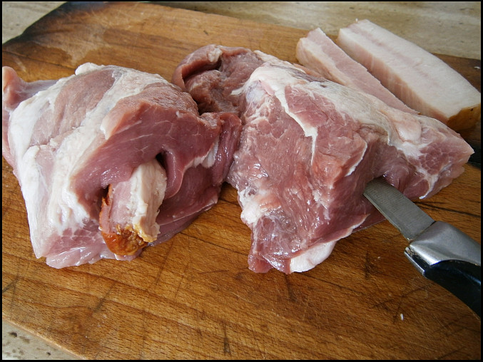 Vepřový plátek v kedlubnovém krému, Do masa utvoříme otvor,který vyplníme hořčicí a špalíčkem slaniny