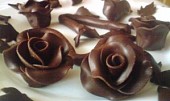 Zákusky plné čokolády, růže s čokoládové hmoty