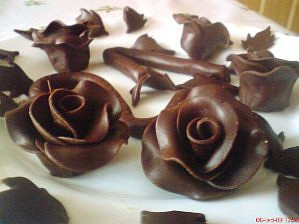 Zákusky plné čokolády, růže s čokoládové hmoty