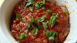 Zapečené kuřecí s lilkem a rajčaty