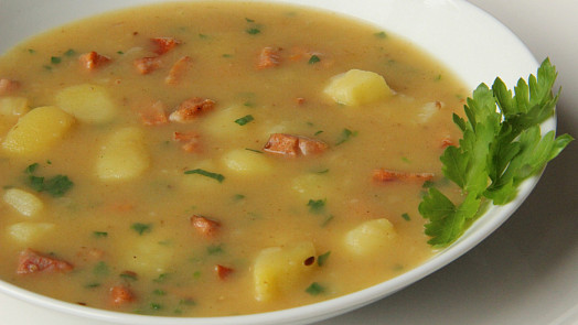 Zapražená kmínka s bramborem a klobásou