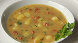 Zapražená kmínka s bramborem a klobásou