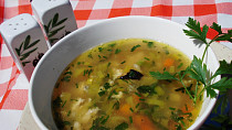 Zeleninová polévka s bylinkovou vaječnou jíškou