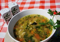 Zeleninová polévka s bylinkovou vaječnou jíškou
