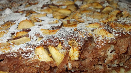 Žíhaná nadýchaná buchta z podmáslí,  jablek a kokosu