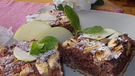 Žíhaná nadýchaná buchta z podmáslí,  jablek a kokosu