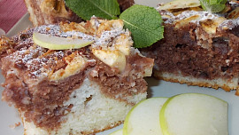 Žíhaná nadýchaná buchta z podmáslí,  jablek a kokosu