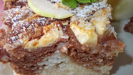 Žíhaná nadýchaná buchta z podmáslí,  jablek a kokosu