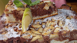 Žíhaná nadýchaná buchta z podmáslí,  jablek a kokosu