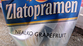Batátový nákyp s mletým masem a zakapaný nealko Radlerem s grepem (zřetelný nápis NEALKO)
