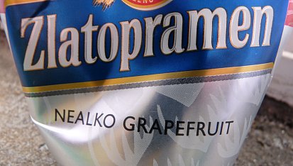 Batátový nákyp s mletým masem a zakapaný nealko Radlerem s grepem, zřetelný nápis NEALKO