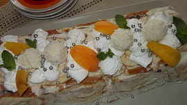 Bombastický  dortík z  roládek,   ovoce a tvarohu