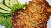 Křupavé bramborové placičky s česnekovými chipsy a parmazánem