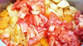 Bramborový guláš s červenou čočkou a rajčaty ;)