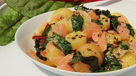 Bramborový salát s mangoldem a lososem