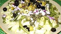 Brambory s olivami a fazolkou