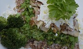 Brokolicová pohanka s kuřecím masem a balkánským sýrem