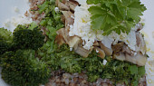 Brokolicová pohanka s kuřecím masem a balkánským sýrem