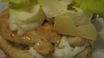 Burger s grilovaným kuřetem a mozzarellou