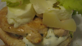 Burger s grilovaným kuřetem a mozzarellou