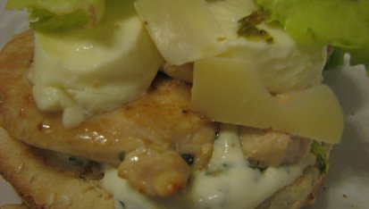 Burger s grilovaným kuřetem a mozzarellou