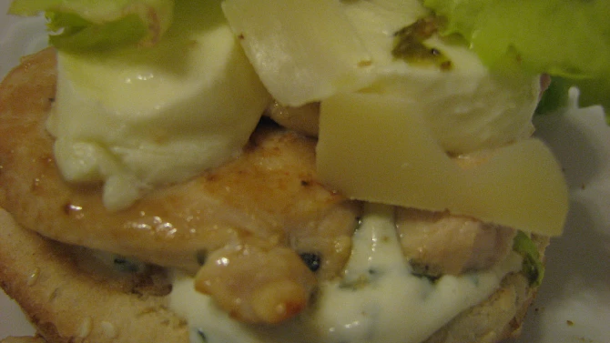 Burger s grilovaným kuřetem a mozzarellou