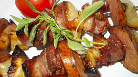 Špízy s  česnekovou marinádou a rozmarýnem