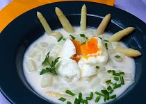 Chřestová polévka s pošírovaným vejcem