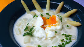 Chřestová polévka s pošírovaným vejcem