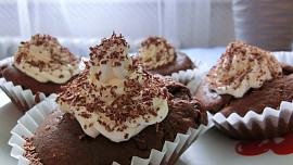 Čokoládové muffiny s nutellou a krémem