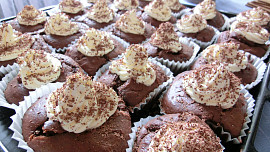 Čokoládové muffiny s nutellou a krémem