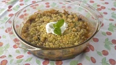 Crumble s rebarborou, mandlemi a brusinkami