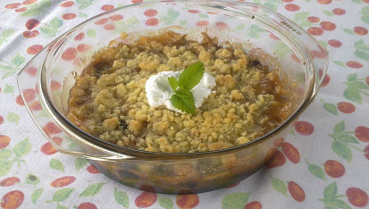 Crumble s rebarborou, mandlemi a brusinkami