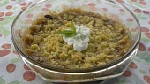 Crumble s rebarborou, mandlemi a brusinkami
